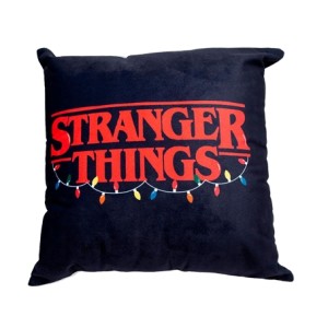 10064722 ALMOFADA FIBRA VELUDO 40X40CM STRANGER THINGS LUZES