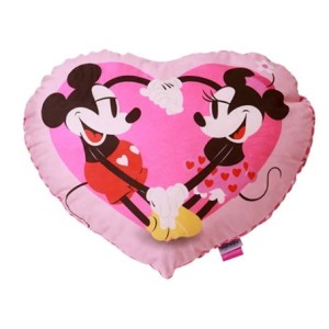 10065383 ALMOFADA FORMATO FIBRA CORACAO MICKEY E MINNIE NAMORADOS