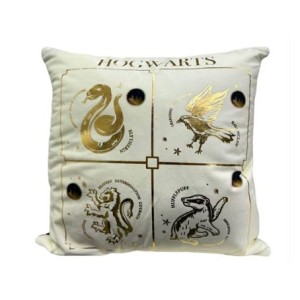 10065411 ALMOFADA FIBRA VELUDO 40X40CM HOGWARTS CASAS DOURADAS